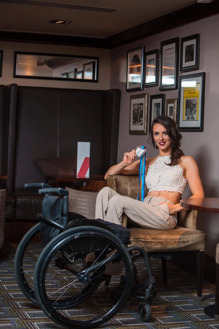 Samanta Bullock la storia incredibile della modella in sedia a rotelle