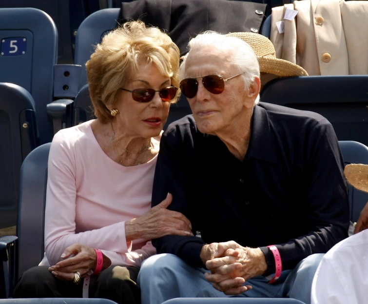 Kirk Douglas Anne Buydens la coppia centenaria di Hollywood gli altri eternamente innamorati