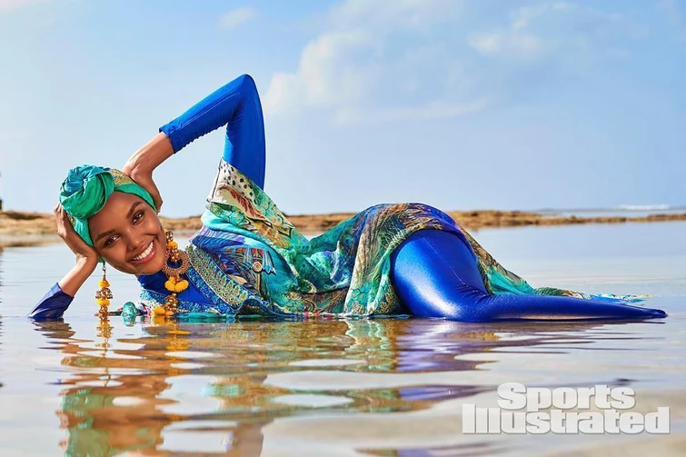 Halima la prima top model musulmana col burkini su Sports Illustrated