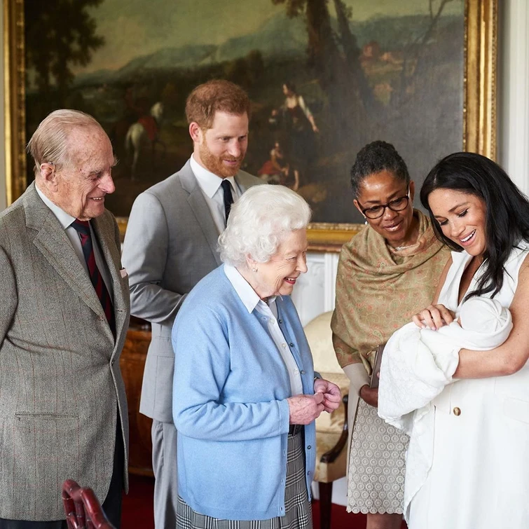 Harry e Meghan le foto del battesimo la regina diserta