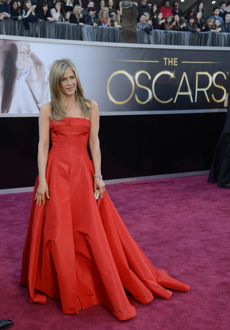 Jennifer Aniston senza vergogna posa coi soli pantaloncini a 50 anni suonati