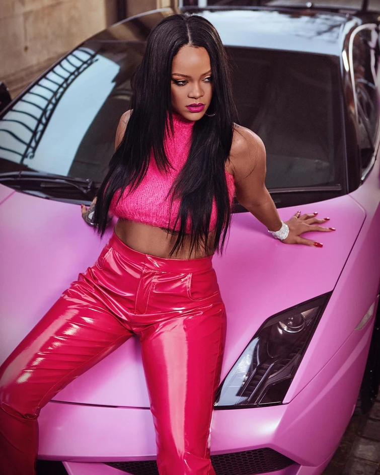 Rihanna popstar attrice influencer e ora anche stilista