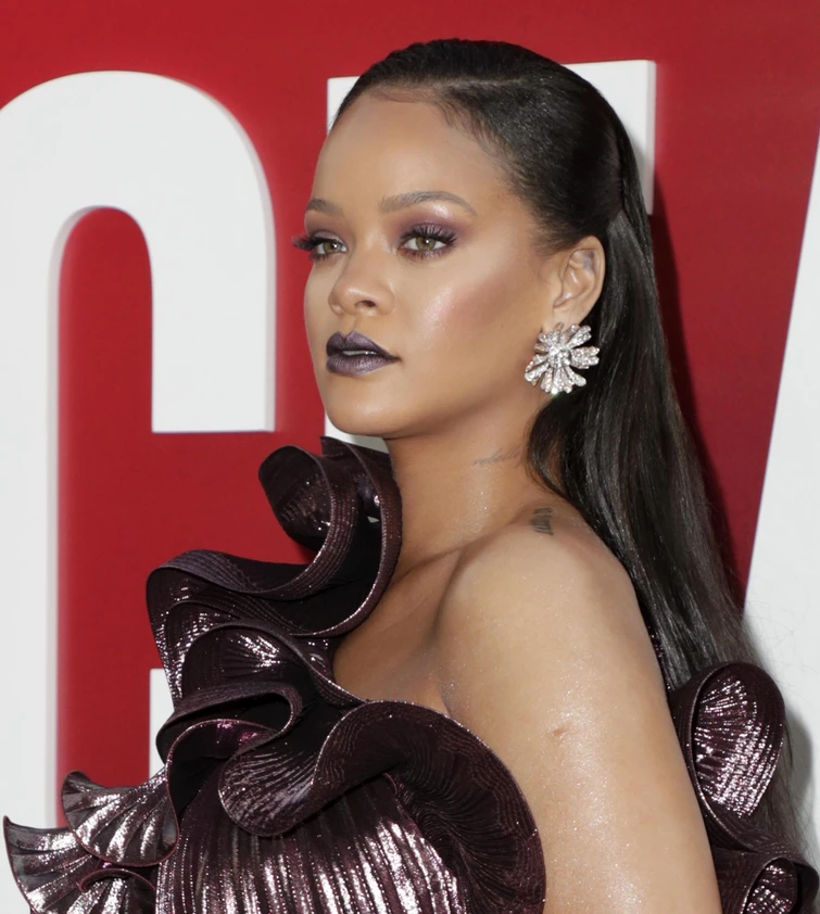 Rihanna popstar attrice influencer e ora anche stilista