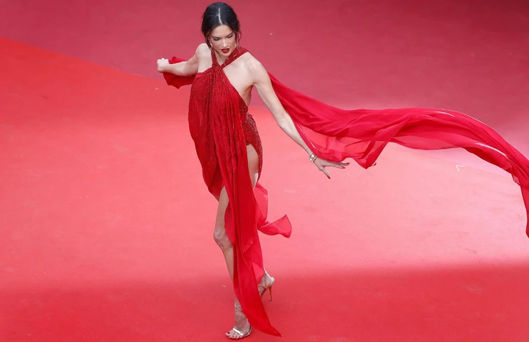 Cannes 2019 Alessandra Ambrosio e il suo spettacolo sexy sul red carpet