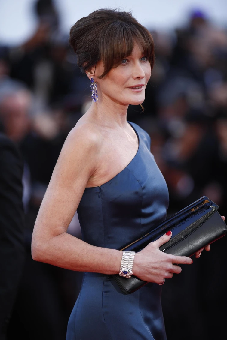 Cannes 2019 Carla Bruni torna sul red carper con un meravigliso abito monospalla