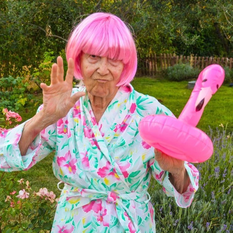 Nonna Licia da vedova triste a influencer e modella osè a 89 anni
