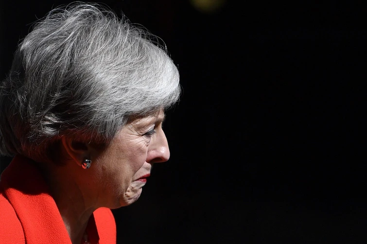 Theresa May in lacrime annuncia le dimissioni