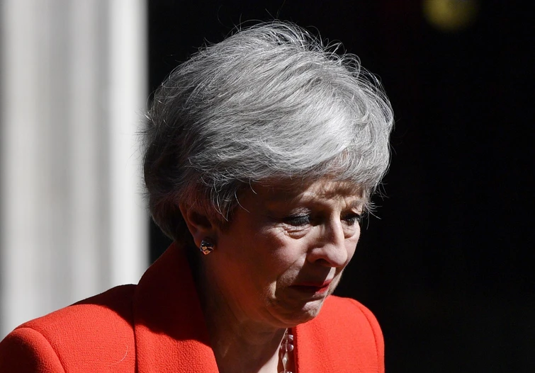 Theresa May in lacrime annuncia le dimissioni