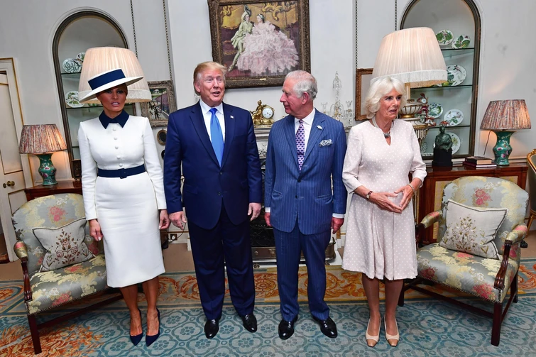 Trump brinda all amicizia eterna con la Gran Bretagna poi la gaffe con la regina
