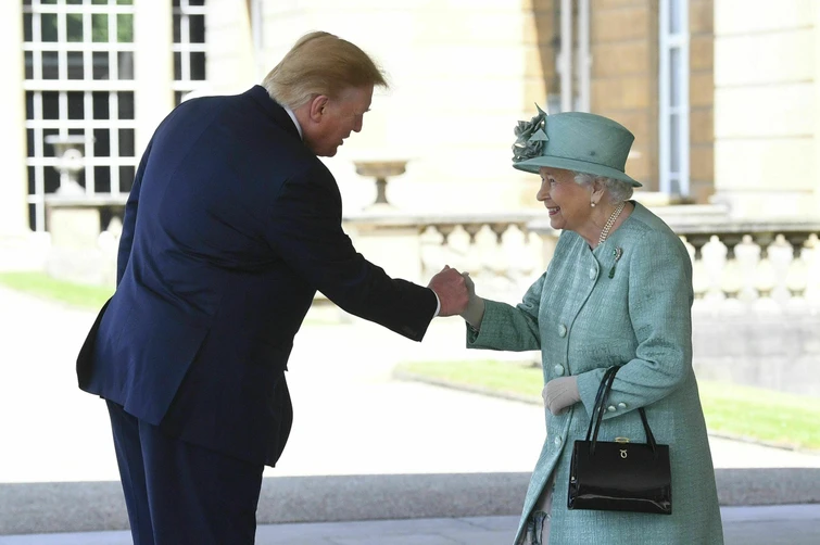 Trump brinda all amicizia eterna con la Gran Bretagna poi la gaffe con la regina