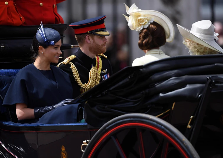 Voltati Meghan Markle rimproverata da Harry sul balcone di Buckingham Palace