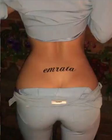 Emily compie 28 anni e si regala un tatuaggio molto provocante