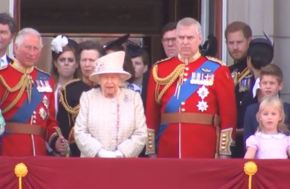 Voltati Meghan Markle rimproverata da Harry sul balcone di Buckingham Palace