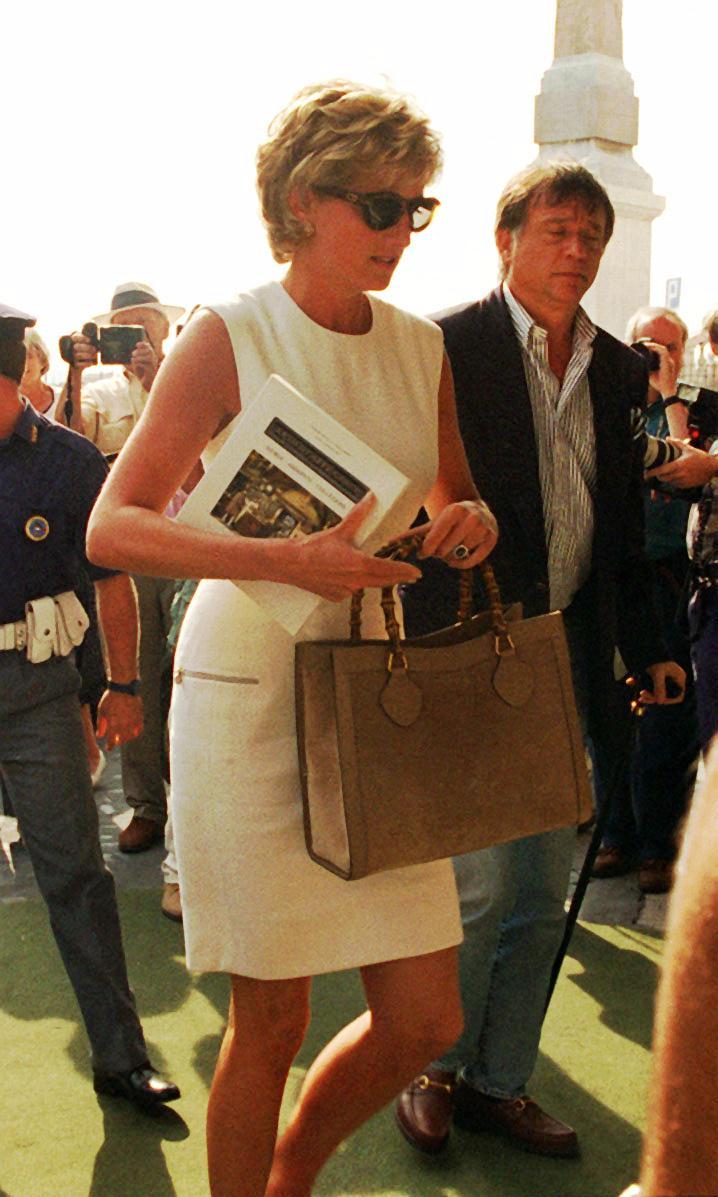 Lady Diana e il maglione con le pecorelle (e quella nera come lei) volano allasta la cifra record