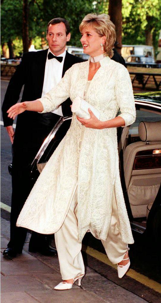 Lady Diana e il maglione con le pecorelle (e quella nera come lei) volano allasta la cifra record