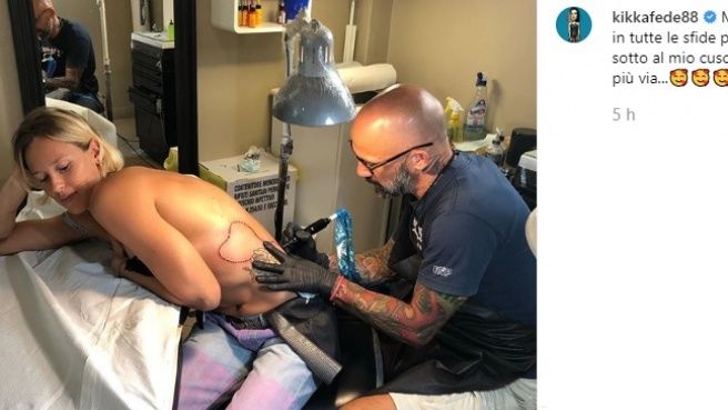 Federica Pellegrini senza reggiseno scela su Instagram il nuovo tatuaggio sarà un rosario