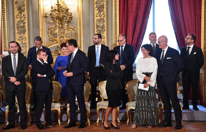La cravatta di Speranza e il blu elettrico della Bellanova i look dei neo ministri