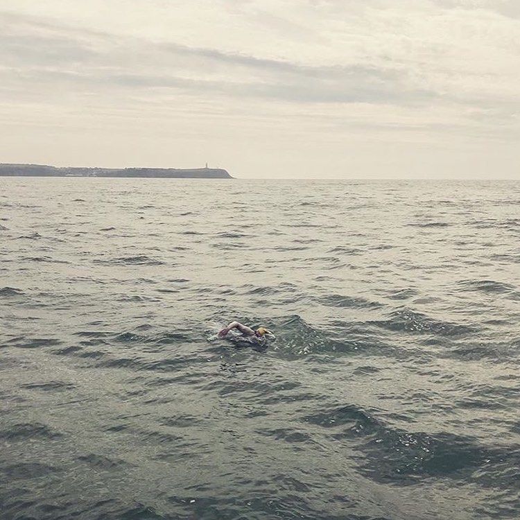 Record Sarah Thomas la Manica quattro volte di fila a nuoto dopo il tumore