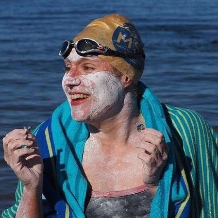 Record Sarah Thomas la Manica quattro volte di fila a nuoto dopo il tumore