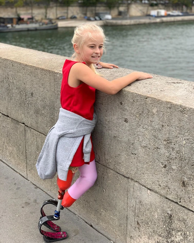 A 9 anni e senza gambe Ma Daisy in passerella a Parigi è la più bella di tutte