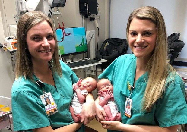 La coincidenza due infermiere gemelle fanno nascere due gemelle identiche come loro