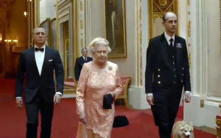 Buona sera Mr Bond la rivelazione sulla famosa battuta della Regina Elisabetta