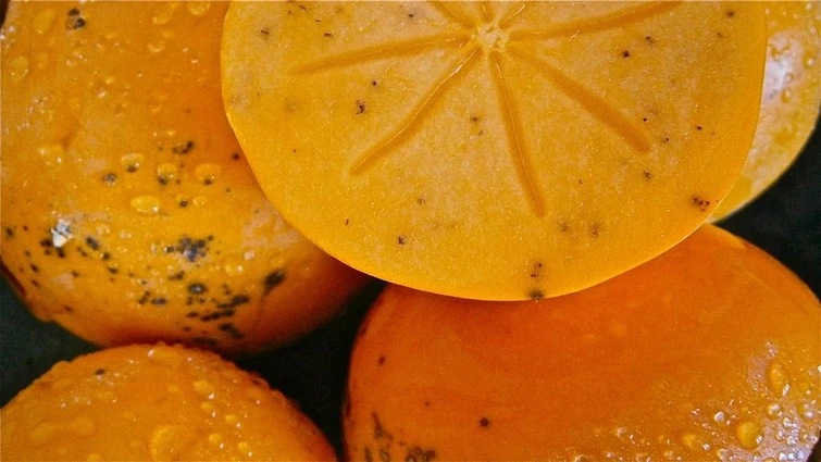 Poche calorie molte fibre antiossidanti e vitamine C e A i cachi sono i frutti autunnali ricchi di proprietà
