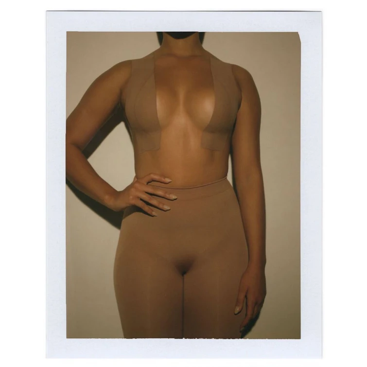 La sorprendente trovata Kim Kardashian per sorreggere il seno senza elastici e ferretti