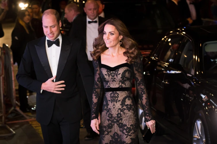 Kate Middleton lascia di stucco con un abito trasparente e la schiena nuda