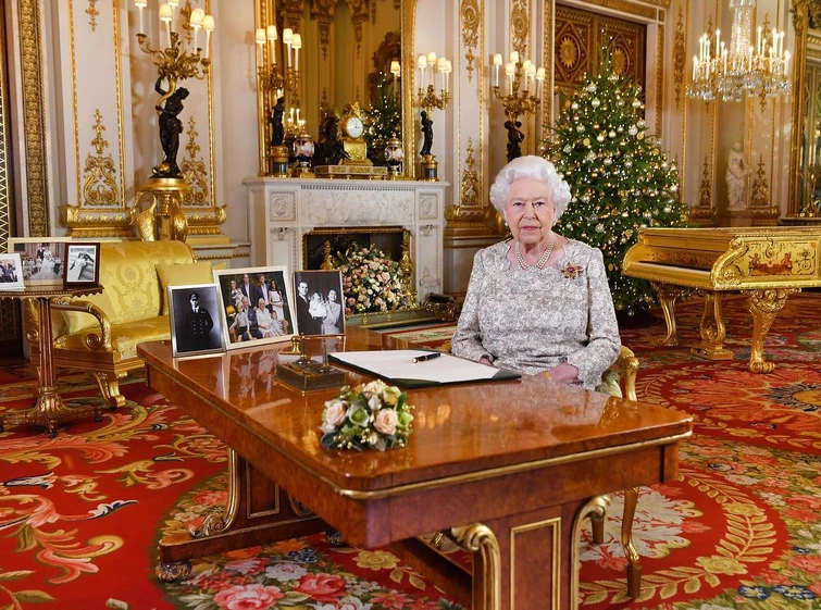 Elisabetta prepara dolci di Natale con gli eredi al trono