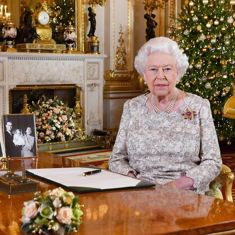 Le regole e le spese per i regali di Natale imposti dalla regina Elisabetta