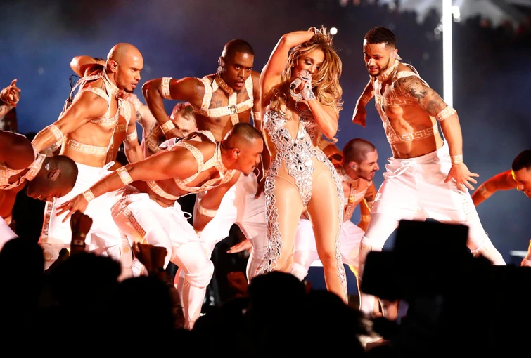Super Bowl Shakira e Jennifer Lopez regalano uno show che rimarrà nella storia del football americano