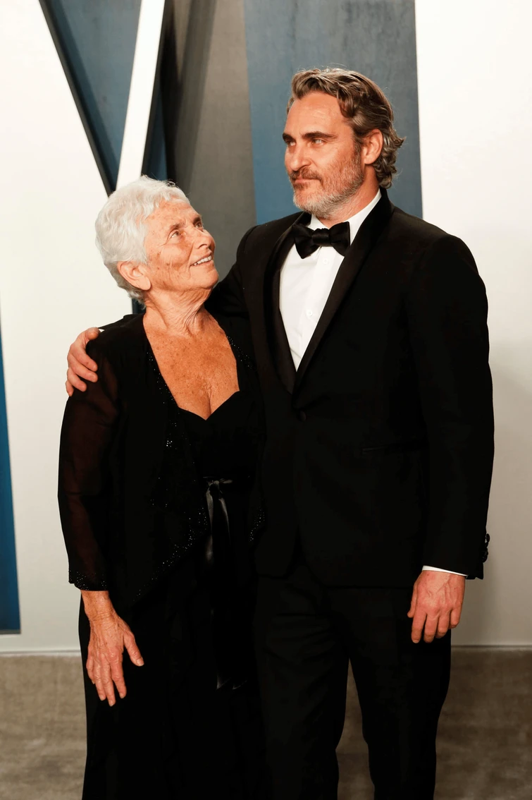 Oscar 2020 sul red carpet con la mamma