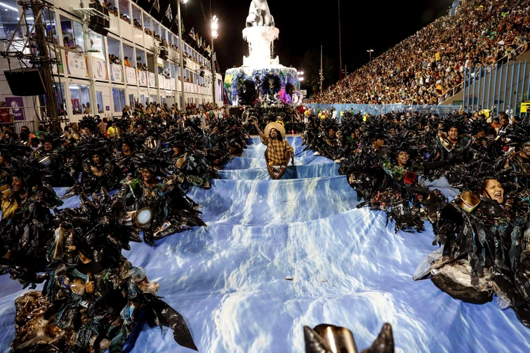 Altro che virus A Rio impazza il Carnevale ma scoppia la polemica