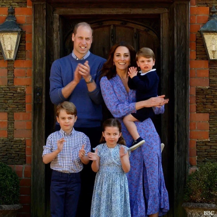 Il principe in carriola Louis compie 5 anni Ecco perché stavolta la foto non è di mamma Kate
