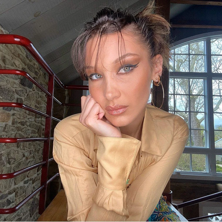 Bella Hadid vince il premio per la quarantena più sexy