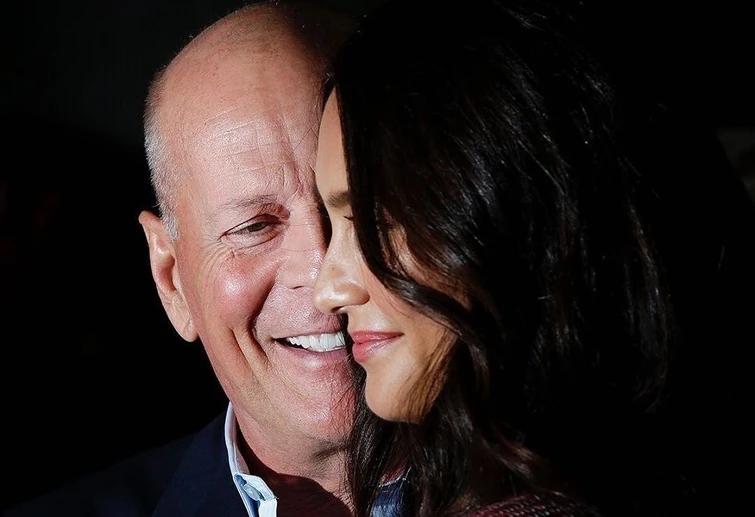 Bruce Willis la malattia mentale e la famiglia allargata a proteggerlo