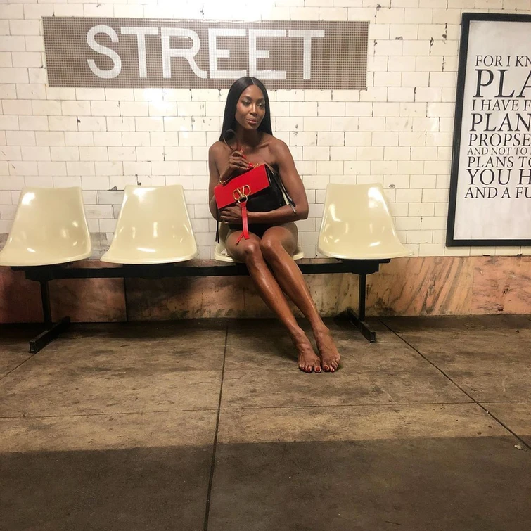 Naomi Campbell nuda nella metropolitana sfida le sue fobie