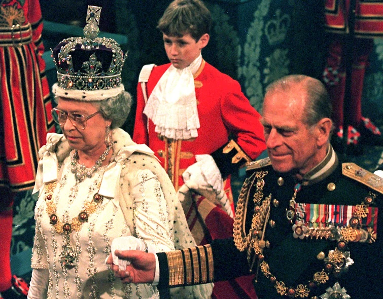 Carlo spietato con Filippo e la regina Elisabetta le dure parole sui genitori