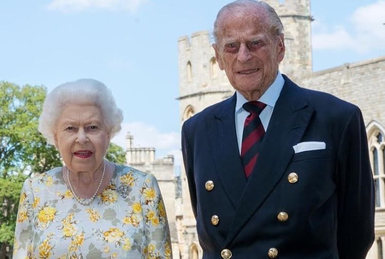 Il gesto damore della regina Elisabetta per il principe Filippo operato al cuore