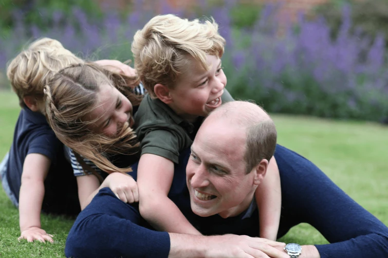 Il principe William compie 38 anni le foto tenerissime con i figli scattate da mamma Kate
