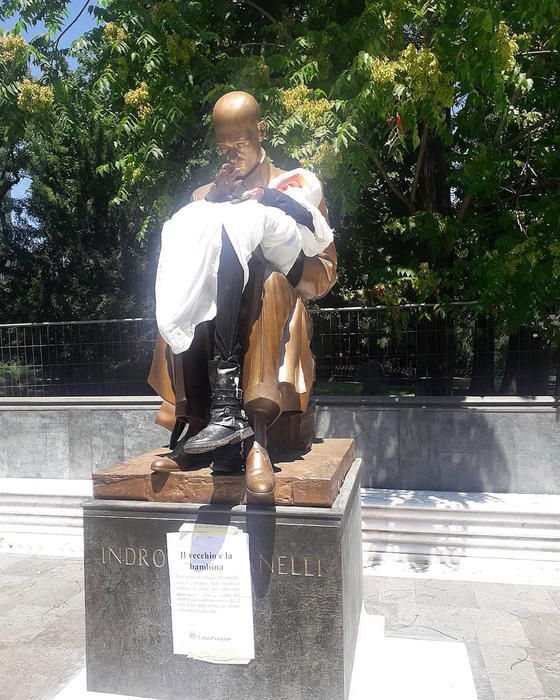 La statua di Montanelli ancora presa di mira a causa della sua sposa bambina