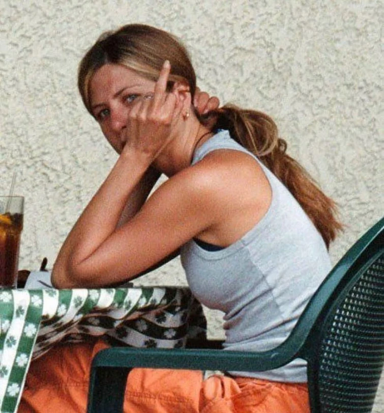 Jennifer Aniston fantastica senza trucco con la mascherina
