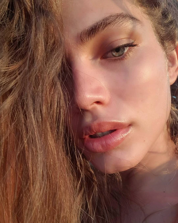 Valentina Sampaio la prima modella transgender scelta da Armani per la linea beauty