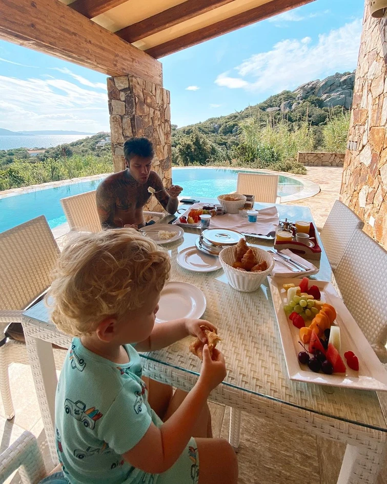 I Ferragnez in Sardegna le foto delle vacanze fanno il pieno di like