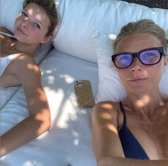 Gwyneth Paltrow posta foto con madre e figlia e i fan vanno in estasi