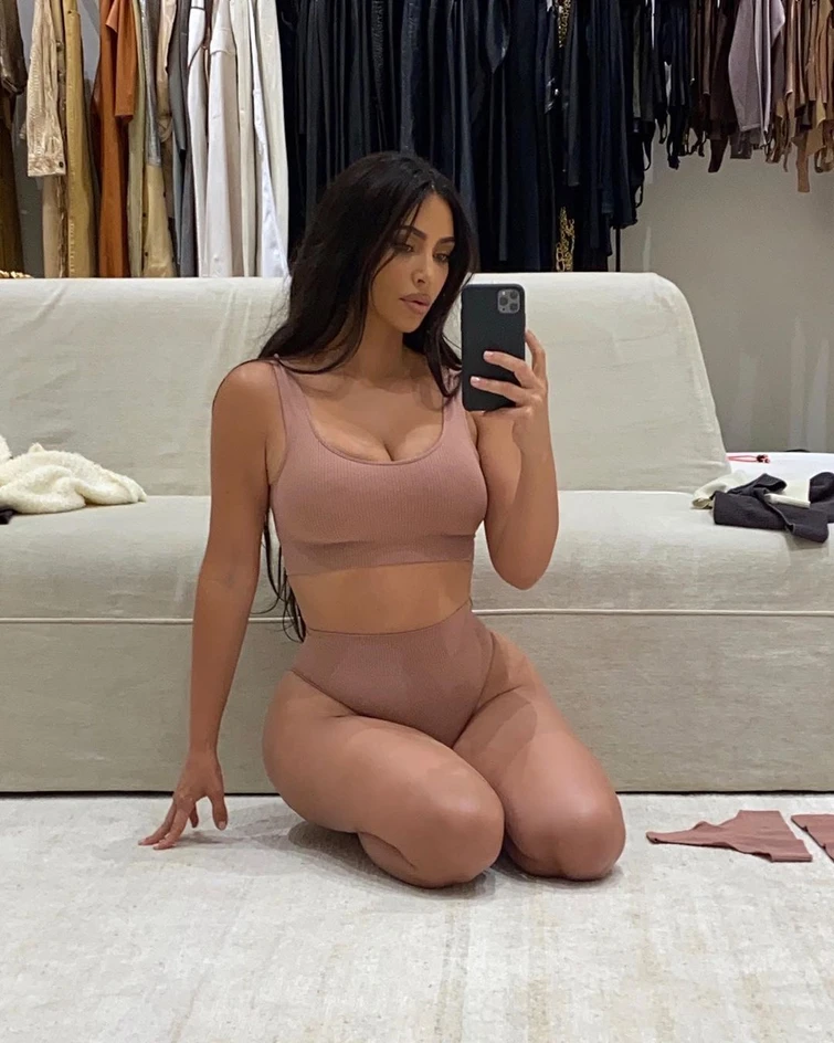 Kim Kardashian lancia una linea moda per mamme ma il web insorge