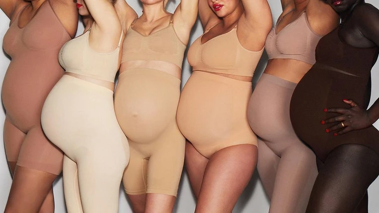Kim Kardashian lancia una linea moda per mamme ma il web insorge