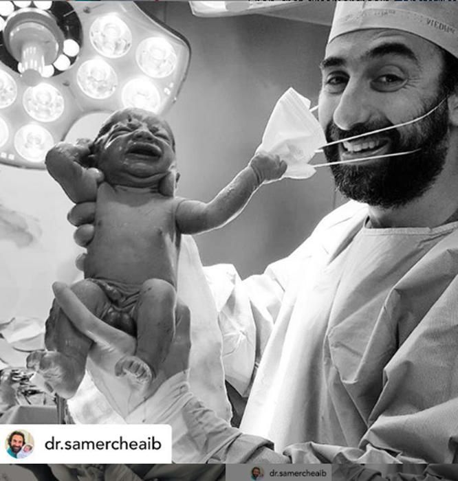 Foto della speranza neonato strappa la mascherina al medico