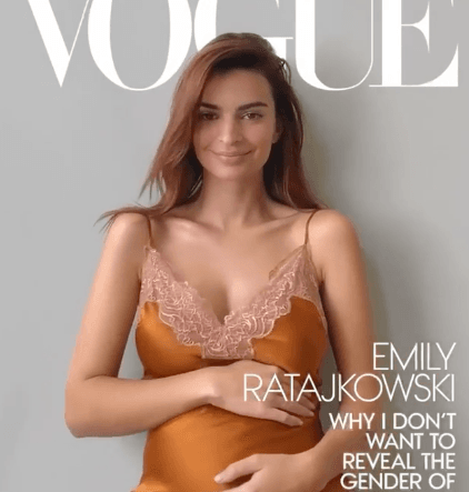 Emily Ratajkowski senza veli come la dea della fertilità